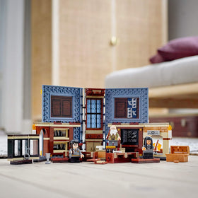 LEGO Harry Potter Hogwarts Moment Charms Class fireplace-shelf creates cozy, collaborative storytelling scenarios.