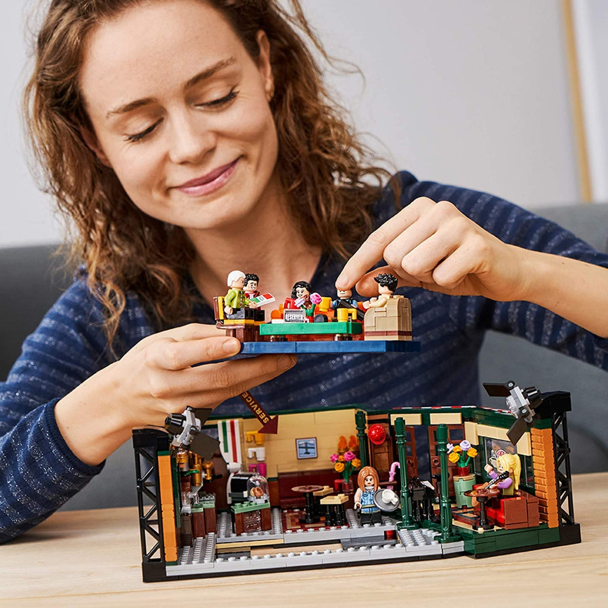 Gunther minifigure brings authentic workplace moments to your Central Perk scenes