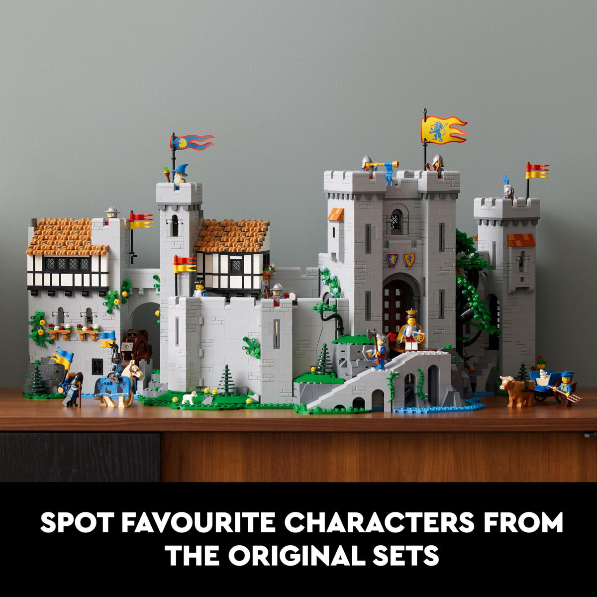 Lego Lion Knights' Castle 10305 minifigures, knights and forest folk for scenes.
