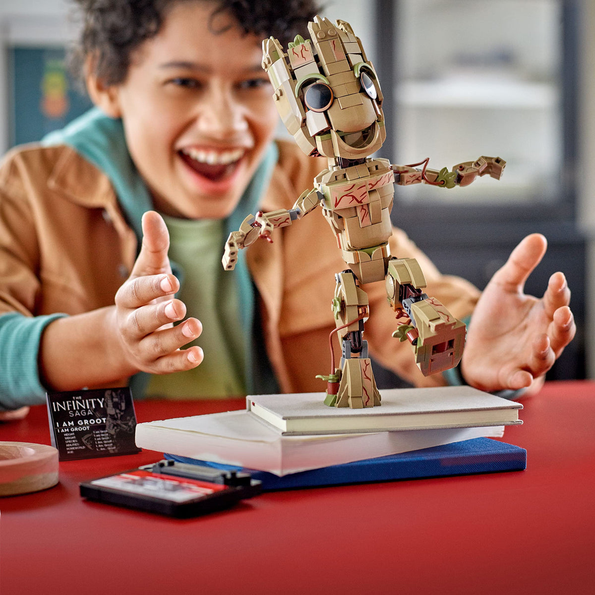 LEGO Marvel I am Groot 76217 display-stand for showcasing the poseable Groot.