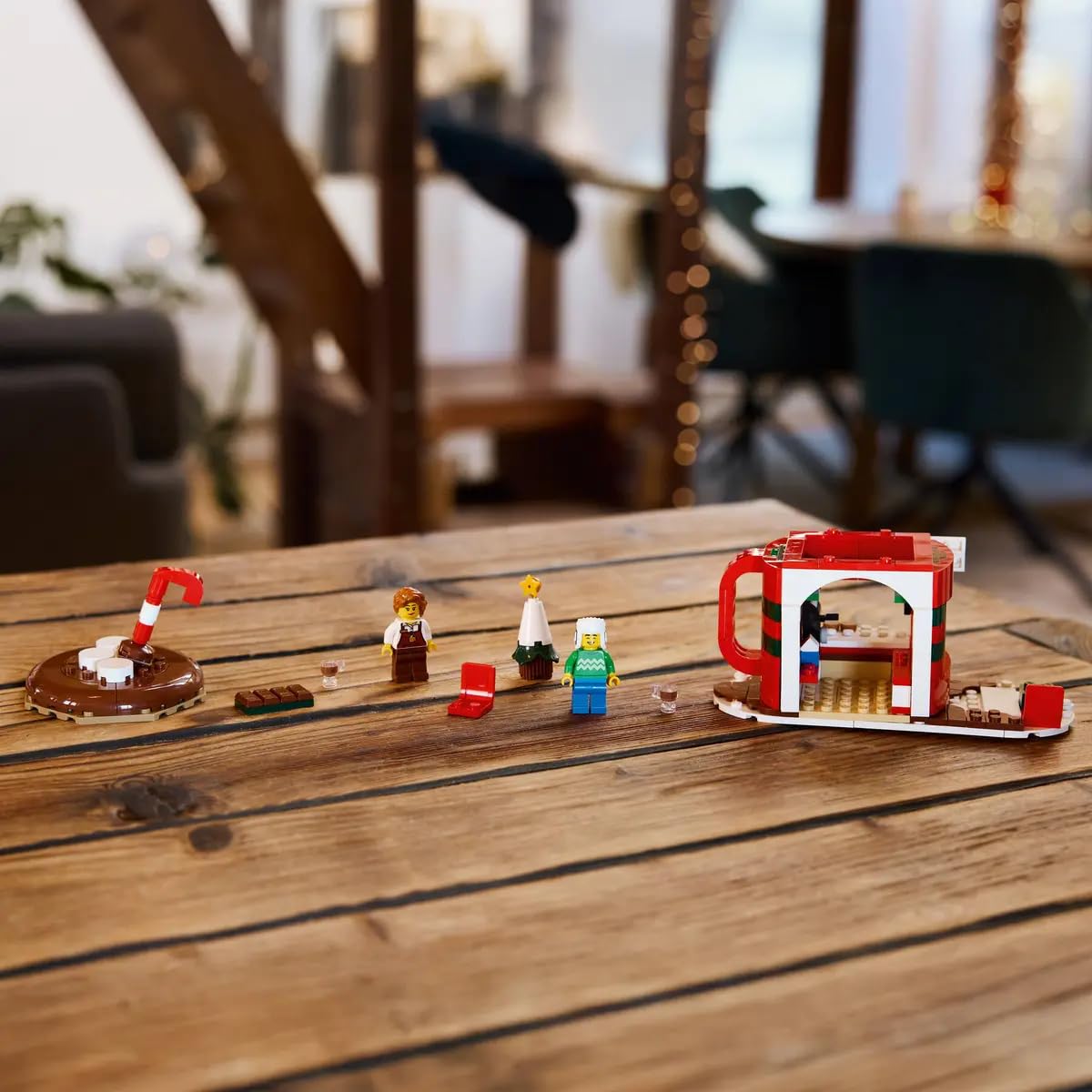 LEGO 40776 outdoor seating and Christmas tree for cozy seasonal scenes