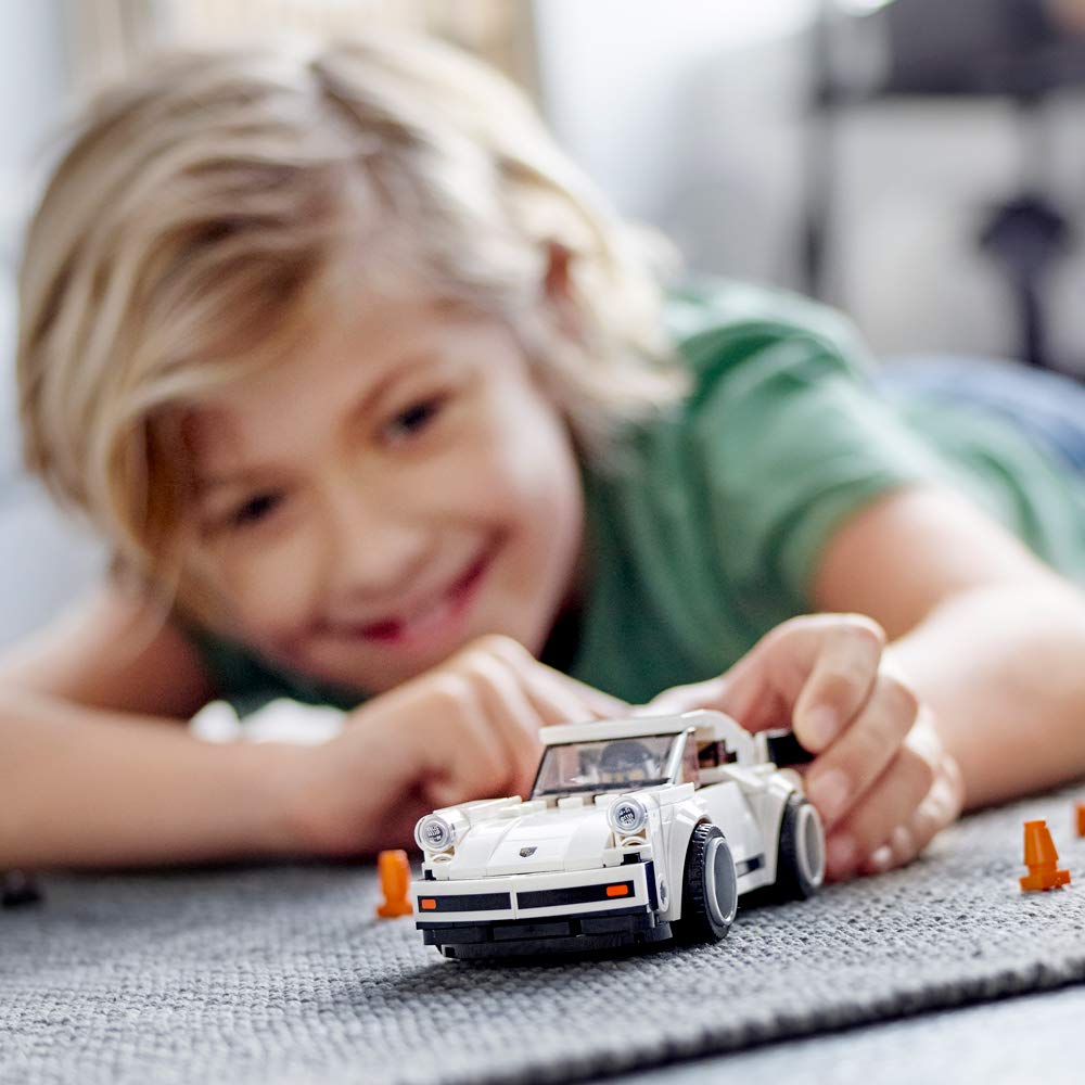 LEGO Speed Champions 75895 cockpit with removable windshield for minifigure action.