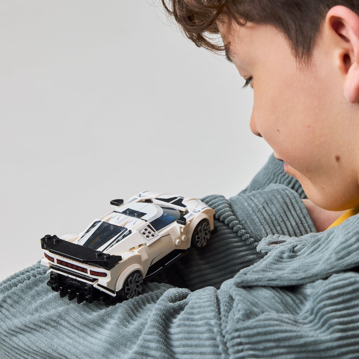 Step-by-step building action showing authentic Centodieci details.