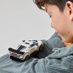 Step-by-step building action showing authentic Centodieci details.