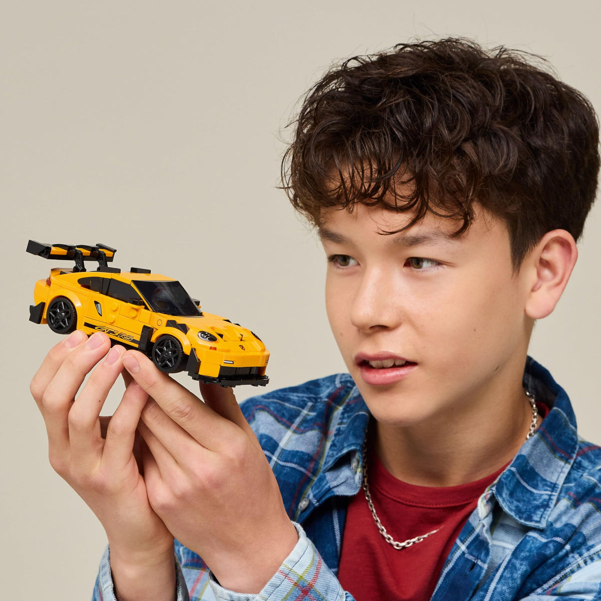 LEGO Speed Champions Porsche 911 GT3 RS headlights capture iconic Porsche design.