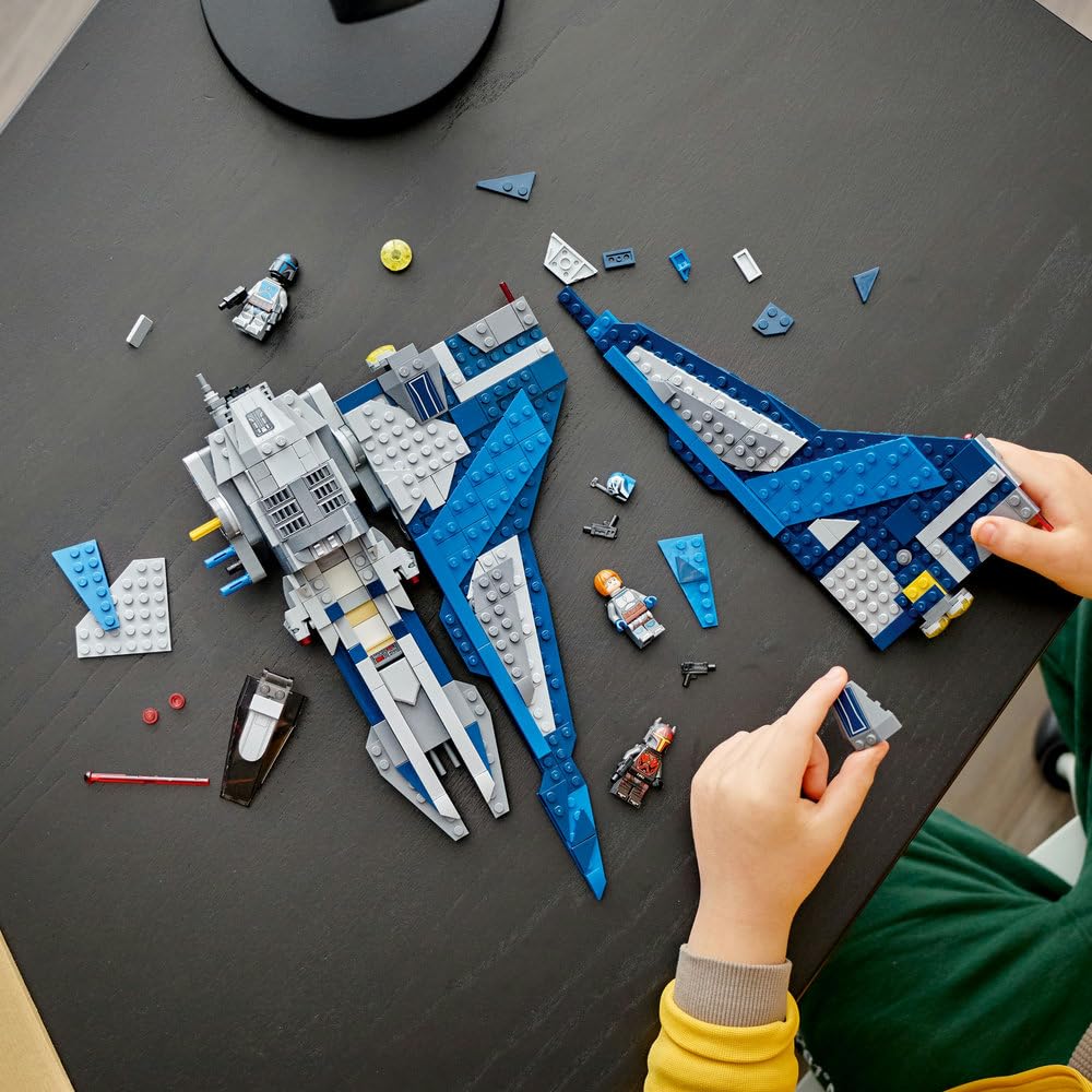LEGO Star Wars 75316 Mandalorian Starfighter features 4 spring-loaded shooters for exciting battles