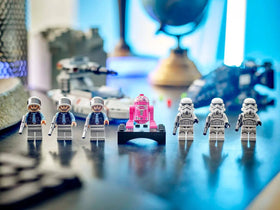 LEGO Star Wars QT-KT droid with minifigs for display.