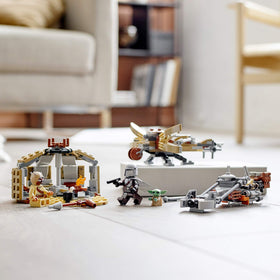 Box content of LEGO Trouble on Tatooine 75299 ready for building and gifting.
