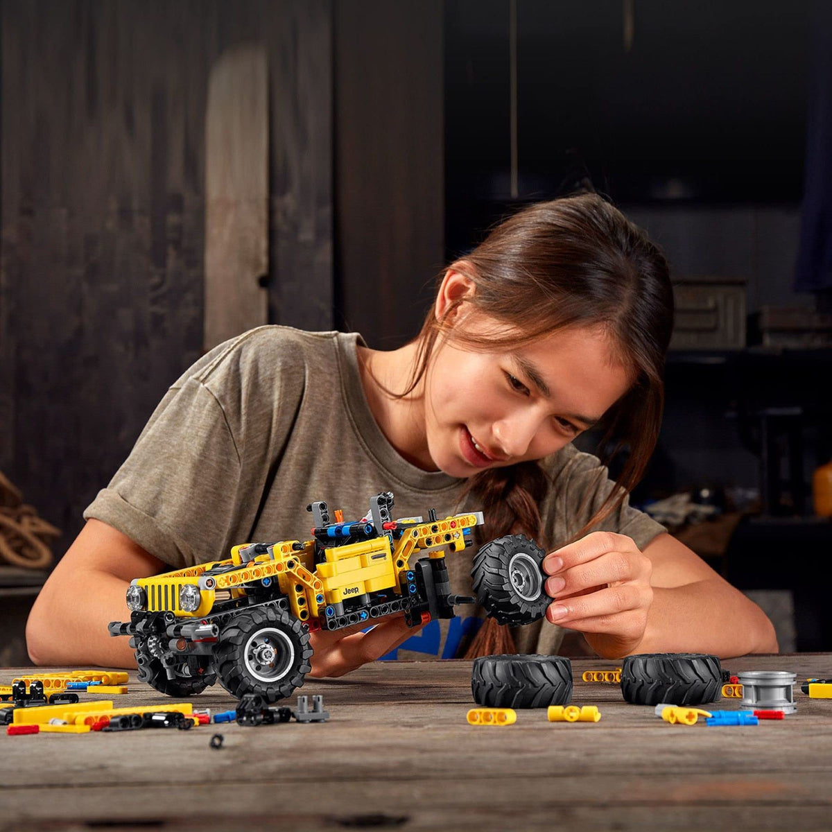 LEGO Technic Jeep Wrangler 4x4 hood: opening panel for authentic access