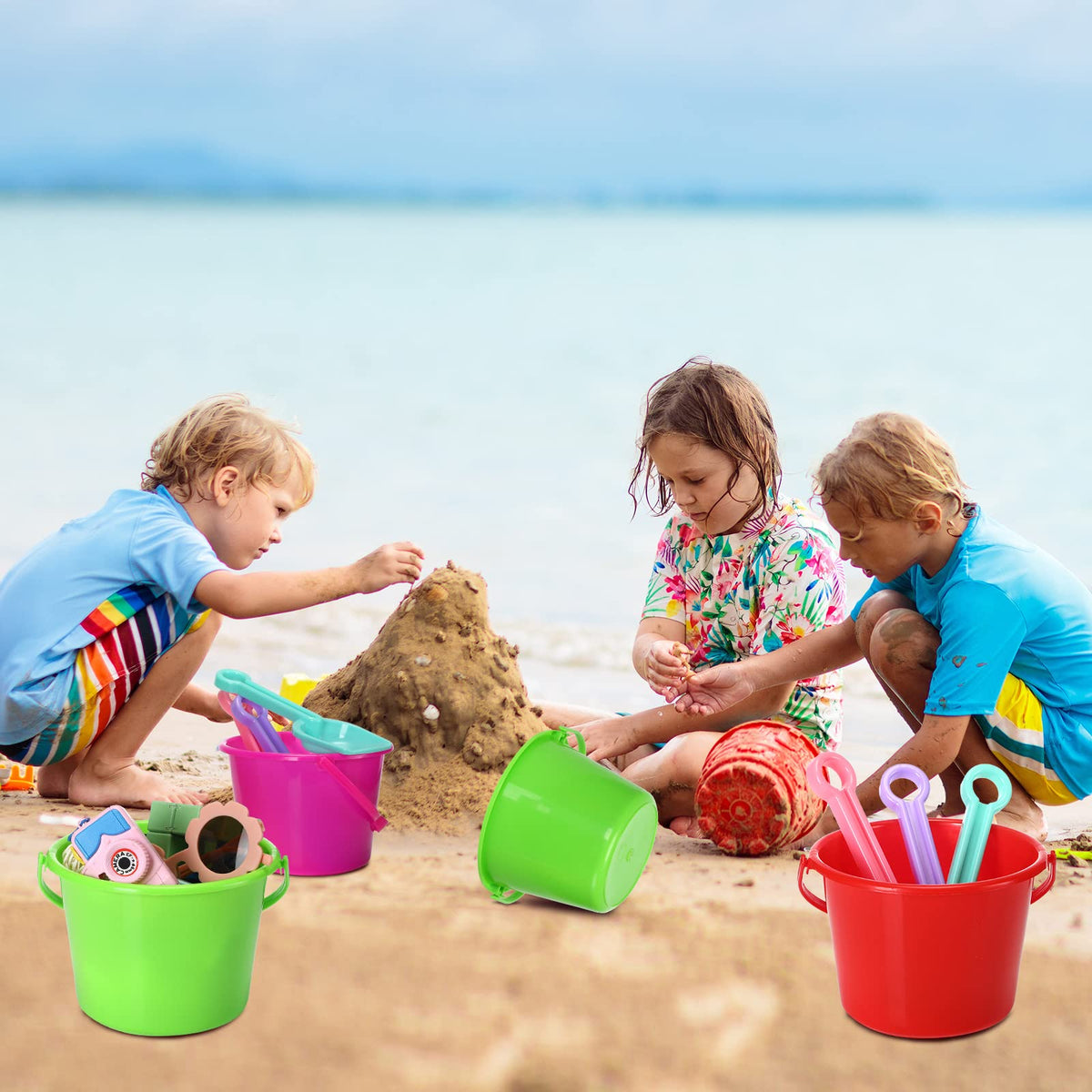 Leitee green mini sand bucket, colorful toy for outdoor crafts.