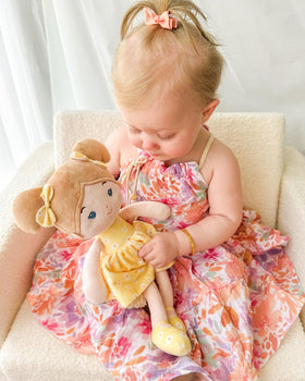 LeyaDoll Daisy limbs in flexible joints for imaginative poses.
