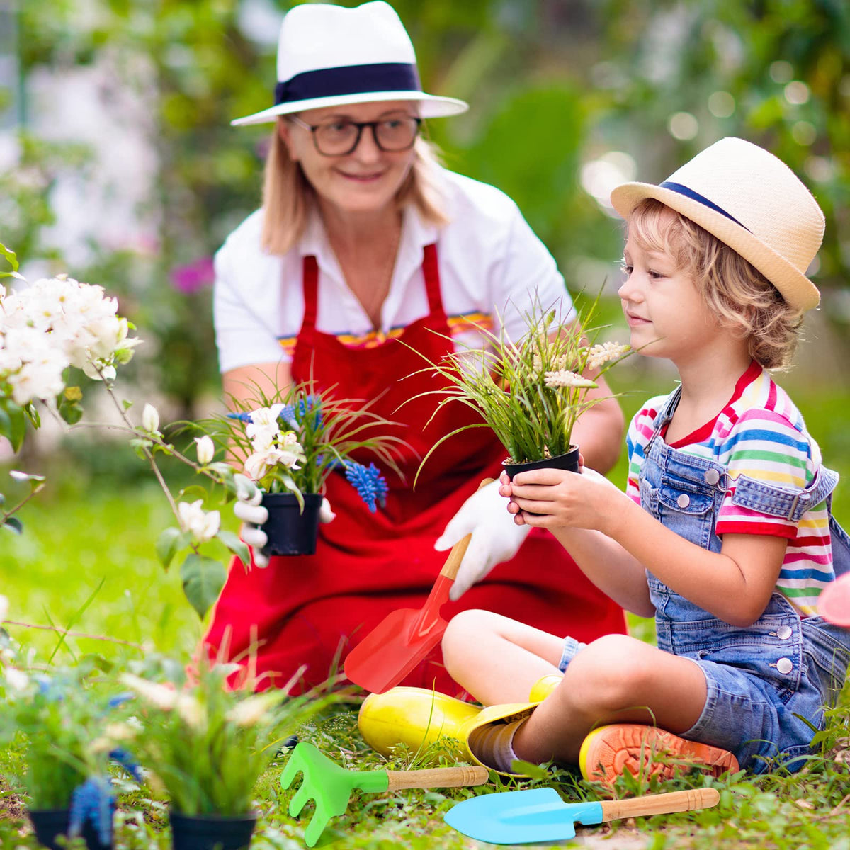 Liliful sharp shovel designed for precise digging in small beds and pots.