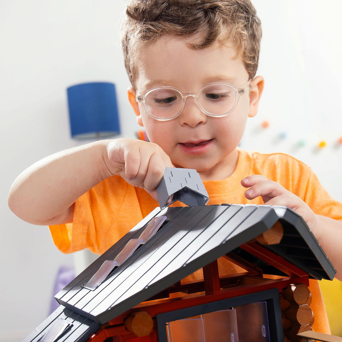 Lincoln Logs Beechwood Retreat pieces fit neatly into the included storage tin.