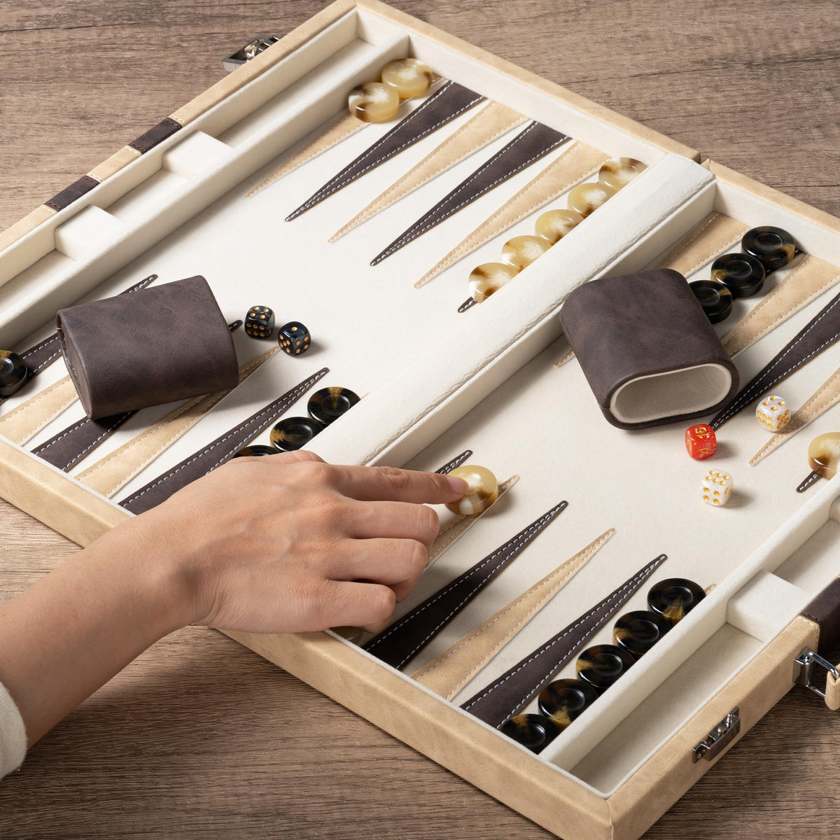 Lingle faux leather carrying handle enables easy portability.