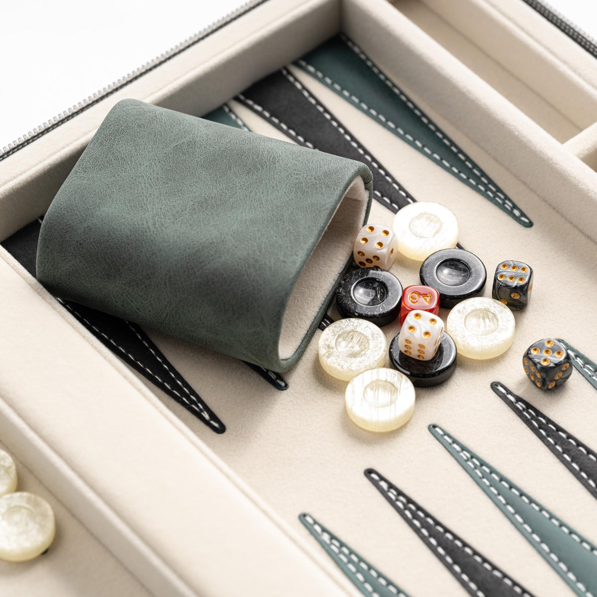 Lingle backgammon packaging in green, premium gift option