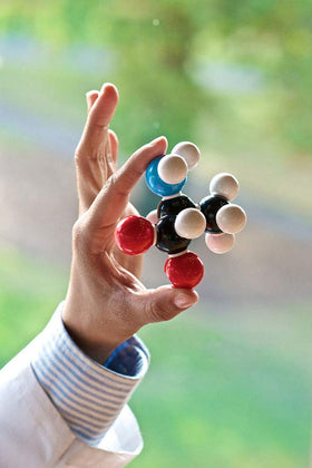 LINKTOR color-coded atoms simplify recognition and memory during practice.