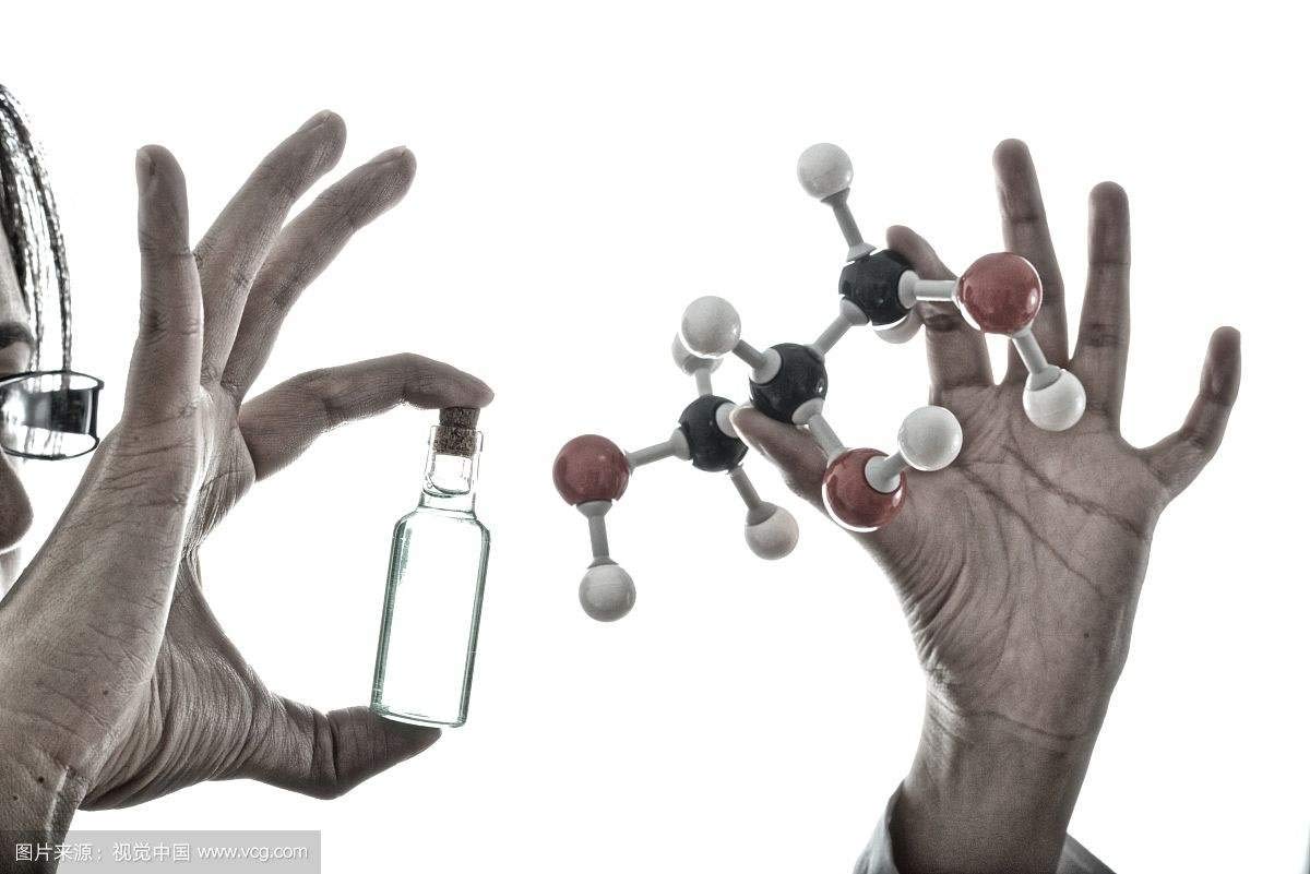 LINKTOR teaching toolkit supports classroom lessons with hands-on chemistry models.