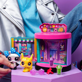 Littlest Pet Shop spin curtain highlights four play modes for varied scenes.