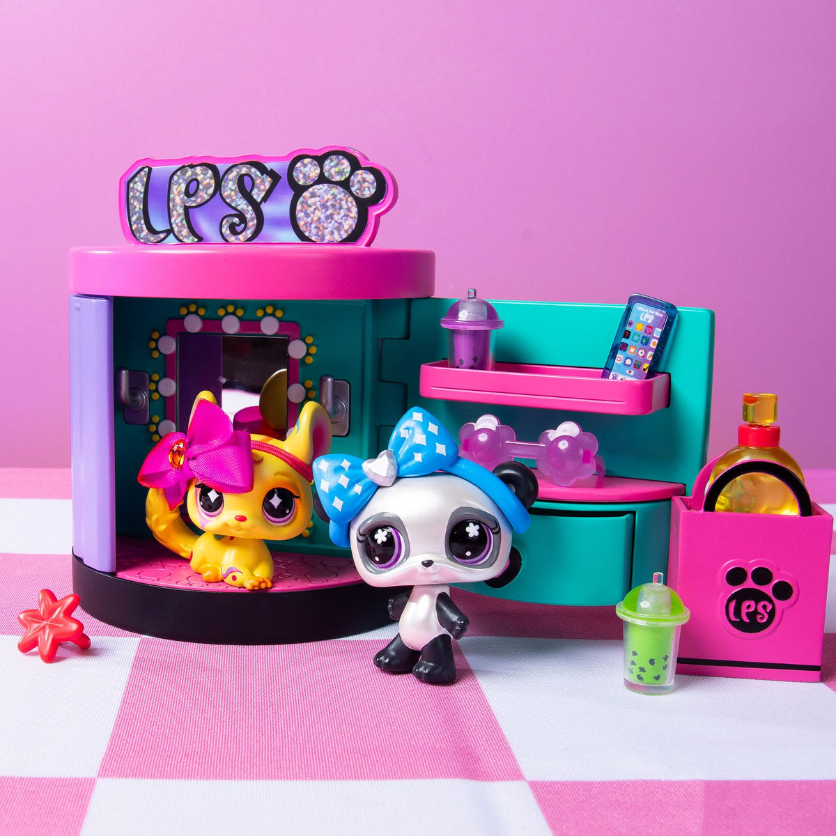 Littlest Pet Shop sunglasses and drinks add stylish pretend moments.