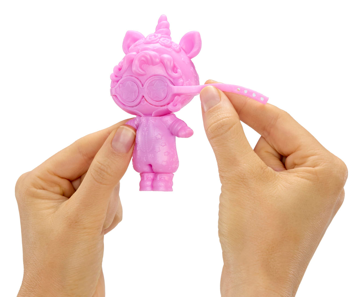 L.O.L. Surprise Fashion accessories reveal during unboxing.