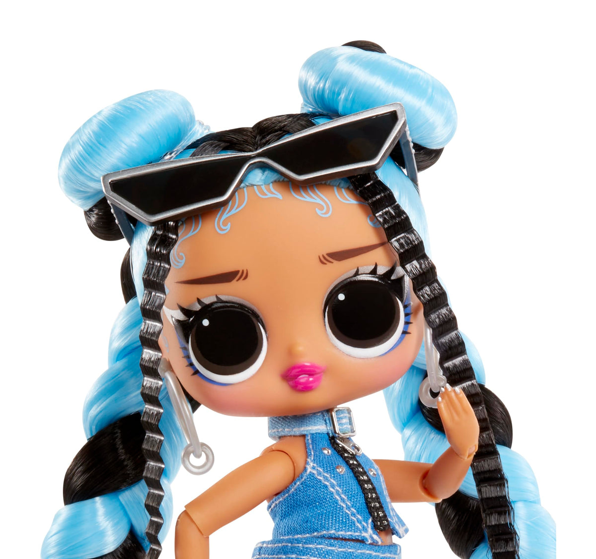 LOL Surprise Tweens Core Doll accessories bag includes essential play add-ons for scenes.