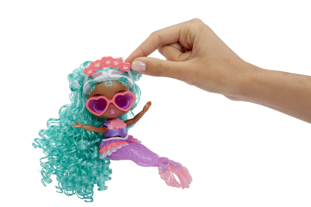 Pearl belt completes the sea-inspired outfit