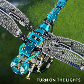 Loyratche dragonfly hand crank base enables realistic motion without batteries.