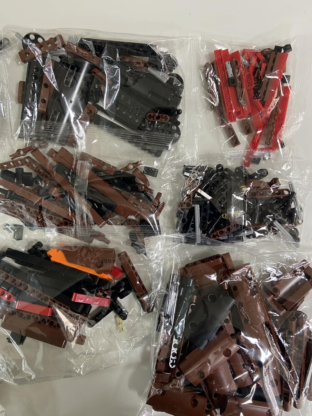 LQPFBSM packaging and parts view highlights included bricks and accessories.