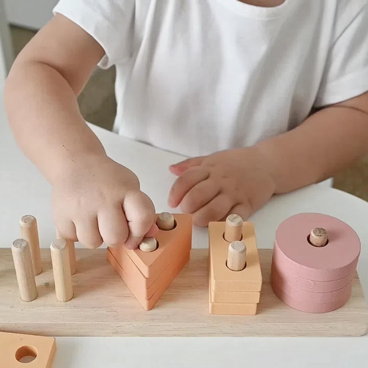LUCKFUTURE open-ended play set supports independent discovery and creativity.