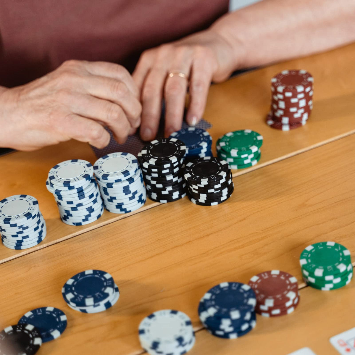 LUOBAO portable poker set ideal for home or club games.
