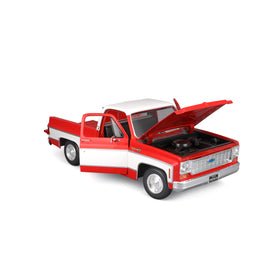 Maisto 1:18 Chevrolet C10 Cheyenne Super rear view highlights symmetry for display