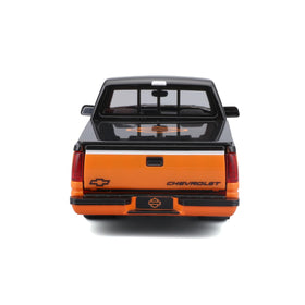 Maisto Harley-Davidson Custom 1993 Chevy Pickup hood open reveals engine bay realism