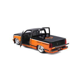 Maisto Harley-Davidson Custom 1993 Chevy Pickup interior details capture realistic cabin styling