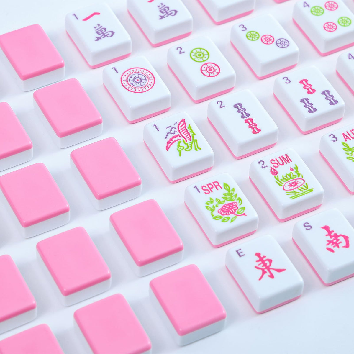 American Mahjong accessories include dice and wind indicator for gameplay.