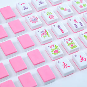 American Mahjong accessories include dice and wind indicator for gameplay.