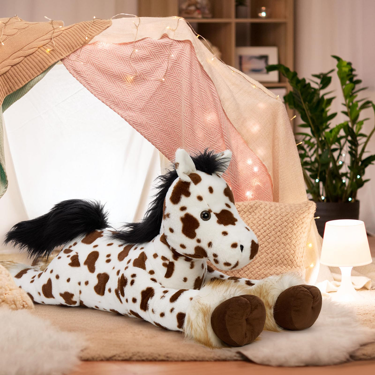 MaoGoLan light brown leg socks add character to the horse plush.