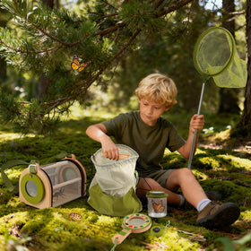 Marlrin wooden bug catcher kit carrying loop and backpack-friendly design.