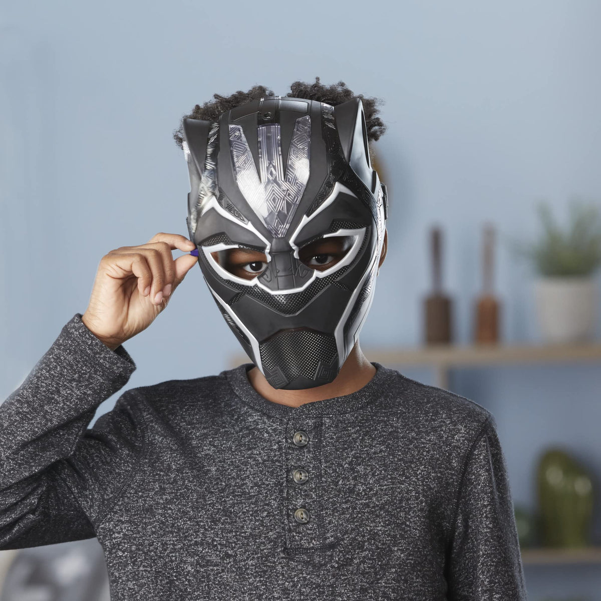 Marvel Black Panther Vibranium Power FX Mask suitable for kids ages 5 and up during pretend battles.