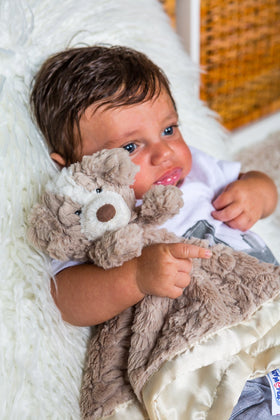 Mary Meyer Putty Nursery Hound Dog blanket makes a thoughtful gift for babies.