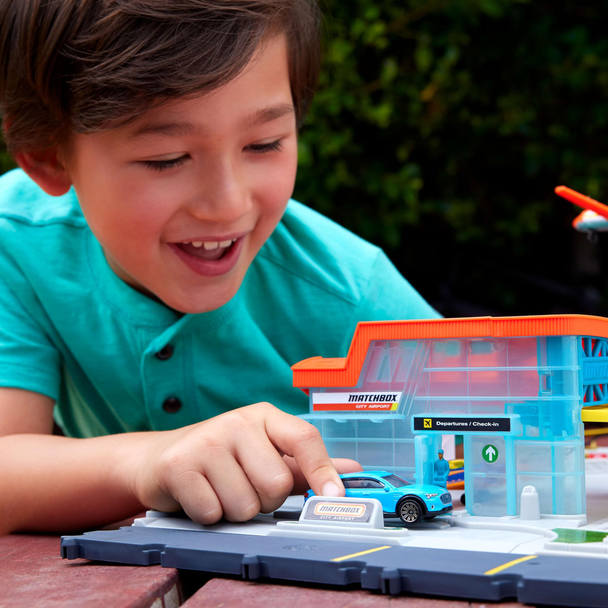 Matchbox Airport Takeoff Adventure Playset – 1:64 Die-Cast Audi e-tron & Plastic Plane, Takeoff & Landing