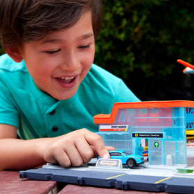 Matchbox Airport Takeoff Adventure Playset – 1:64 Die-Cast Audi e-tron & Plastic Plane, Takeoff & Landing