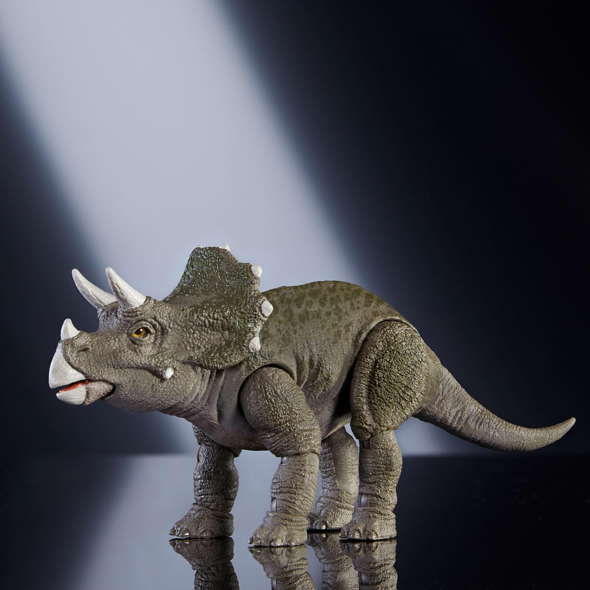 Mattel Jurassic World Hammond Collection juvenile Triceratops detachable tail for display flexibility