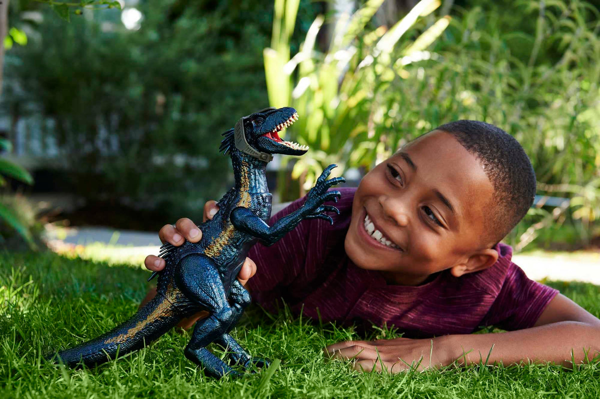 Indoraptor Track N Attack attack features illustrate dynamic action for kids ages 4 and up.