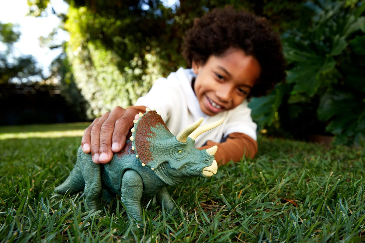 Mattel Triceratops roaring sound activates by hip press for engaging battle scenes.