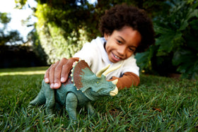 Mattel Triceratops roaring sound activates by hip press for engaging battle scenes.