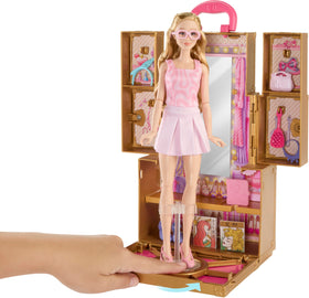 Mattel Wicked Glinda Glamorous Closet includes 13 accessories for imaginative stories