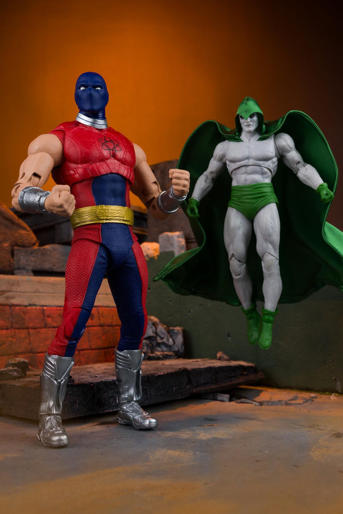 Two-figure battle pose highlights 22 movable joints for versatile display