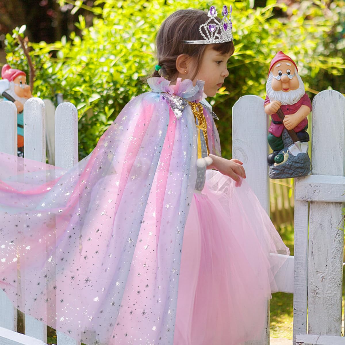 Meland gold neck strap keeps the cape secure during active play