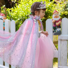 Meland gold neck strap keeps the cape secure during active play