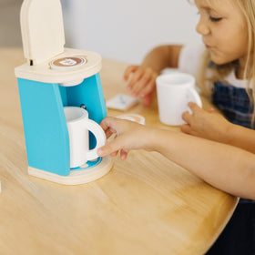 Melissa & Doug ice cube enables iced coffee pretend moments.
